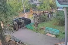 Videón, ahogy a két ukrán titkosszolgálat emberei tüzet nyitnak egymásra Kijev belvárosában
