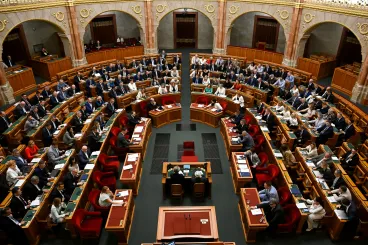 A, B és C hét szerint fognak ősztől ülésezni a parlamentben