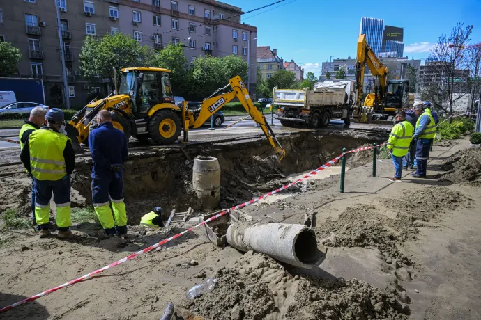 A Fővárosi Vízművek munkagépei dolgoznak 2026. április 20-án a Róbert Károly körúton, ahol két forgalmi sávot le kellett zárni – Fotó: Szigetváry Zsolt / MTI
