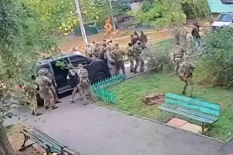 Mindenki csak kapkodja a fejét, hogyan fordulhatott elő a két legfontosabb ukrán szolgálat közötti lövöldözés