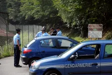Előkerült egy tó fenekéről egy pisztoly, amitől azt remélik, közelebb visz a Franciaországot megrázó gyilkosság megoldásához