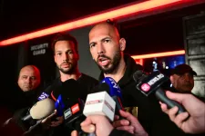 A román ügyészség szerint több mint 1,25 millió dollárt szereztek a Tate fivérek egy kiskorú szexuális kizsákmányolásából