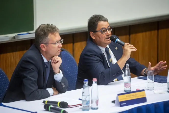 Hankó Balázs kulturális és innovációs miniszter és Merkely Béla rektor a XXI. századi felsőoktatásról szervezett beszélgetésen a Semmelweis Egyetem Elméleti Orvostudományi Központban 2025. augusztus 28-án – Fotó: Balogh Zoltán / MTI