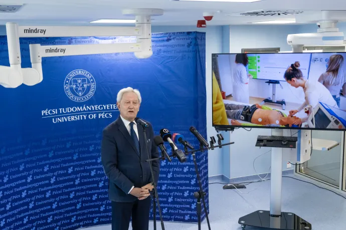 Bódis József, az egyetemet fenntartó alapítvány kuratóriumának elnöke beszédet mond a Pécsi Tudományegyetem orvosi karán működő, nemrégiben bővített és megújított Orvosi Készségfejlesztő és Innovációs Központ átadásán 2023. november 20-án – Fotó: Katona Tibor / MTI