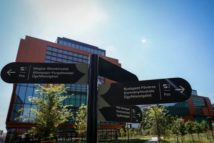 A korábban költöztetni tervezett állami intézmények táblái a Bosnyák téri irodakomplexum épületei között – Fotó: Huszti István / Telex