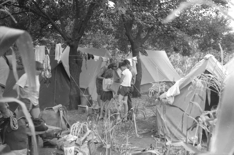 Kempingezők Costineștien a '60-as években – Fotó: Barcarozsnyói amatőr fotós / Arhiva de Fotografie