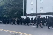 Migránsellenes, fekete símaszkos csoport állta el a doveri kikötőhöz vezető utat, kilométeres sorok alakultak ki