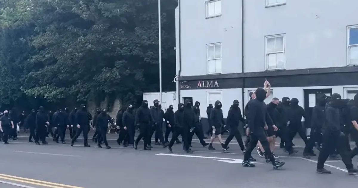 Feketeruhás csoportok blokkolják a Doveri kikötőt – Magyarország