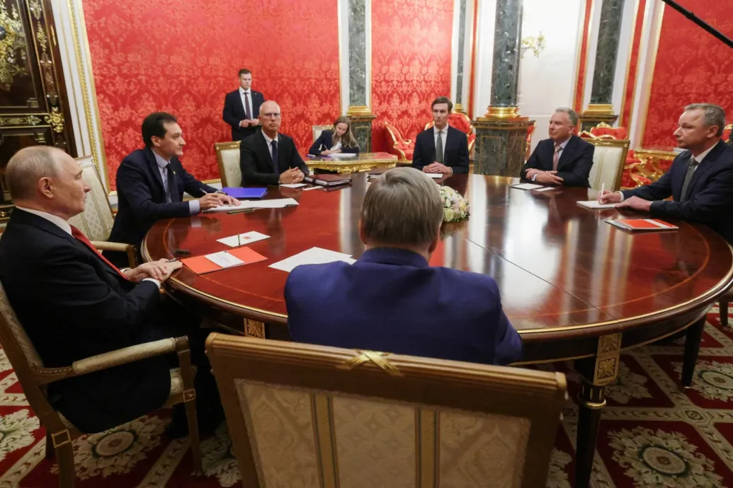 Kedves szavakkal simogatta egymást Putyin és az orosz delegáció, egyelőre eredmény nélkül