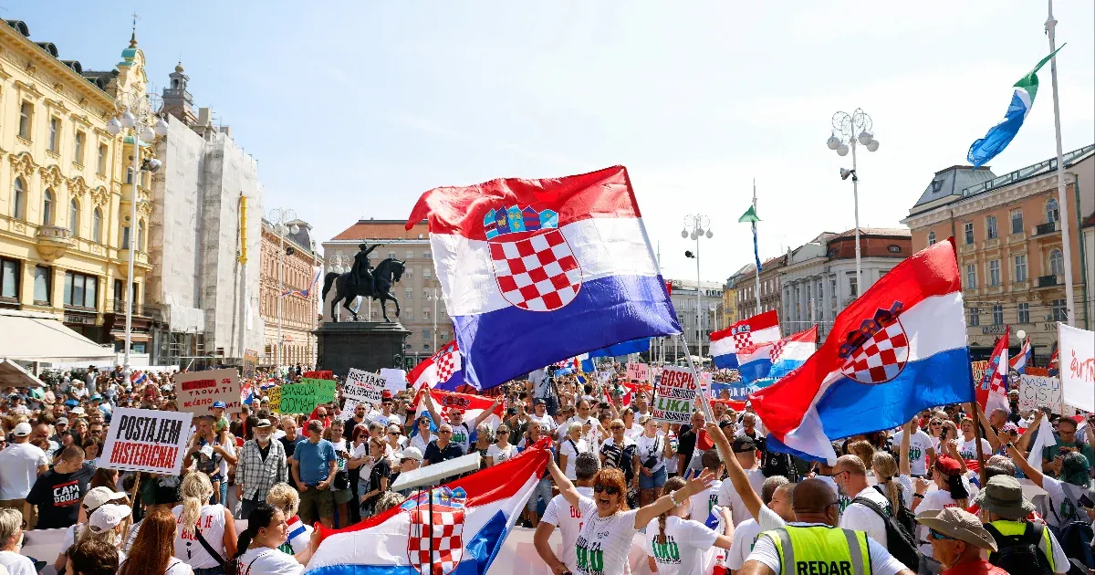 Tízezrek tüntettek Zágrábban a kormány késlekedése miatt a hulladék elszállításával Tízezrek tüntettek Zágrábban a kormány késlekedése miatt a hulladék elszállításával