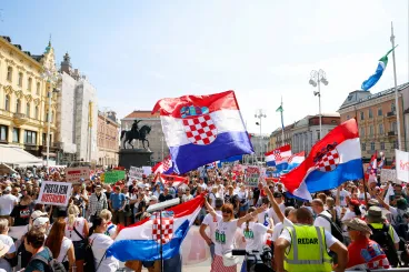 Tízezrek tüntettek Zágrábban, mert a kormány késlekedik több tonna hulladék elszállításával