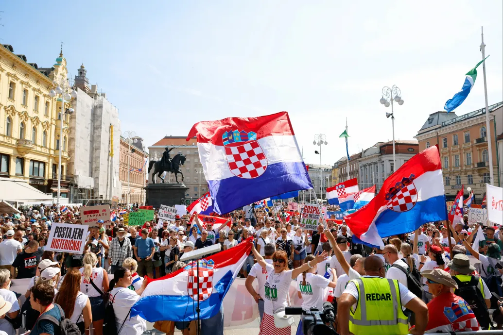 Tízezrek tüntettek Zágrábban, mert a kormány késlekedik több tonna hulladék elszállításával