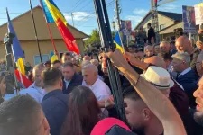 Csúfosan végződött Georgescu moldvai turnéja, a templomból kizárták, Ștefan cel Mare szobránál kifütyülték