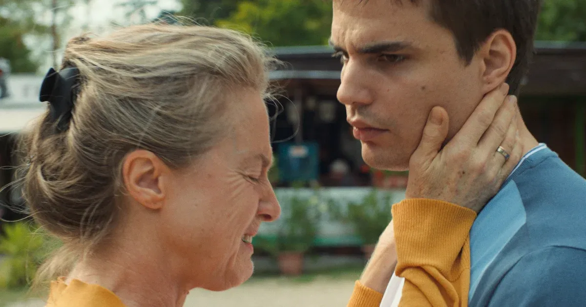 Nem tudjuk, hogy egy oldott hangulatú középiskolai művészettörténeti óra létezik-e, mint amilyen a Mommy Blue, de a film egy sor középpontjában a diákjai körében kedvelt középpontjában a diákjai körében kedvelt Krisztina áll.