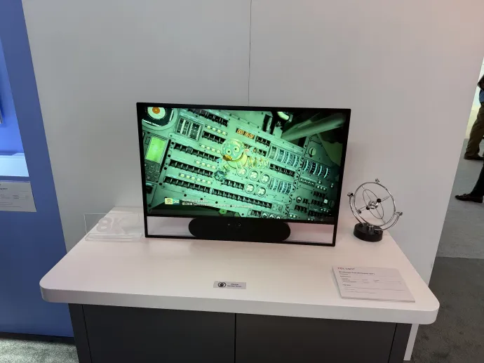 A TCL (fent) és a Hisense (lent) szemüveg nélküli 3D-s monitorprototípusa a 2026-os IFA-n – Fotó: Világi Máté / Telex