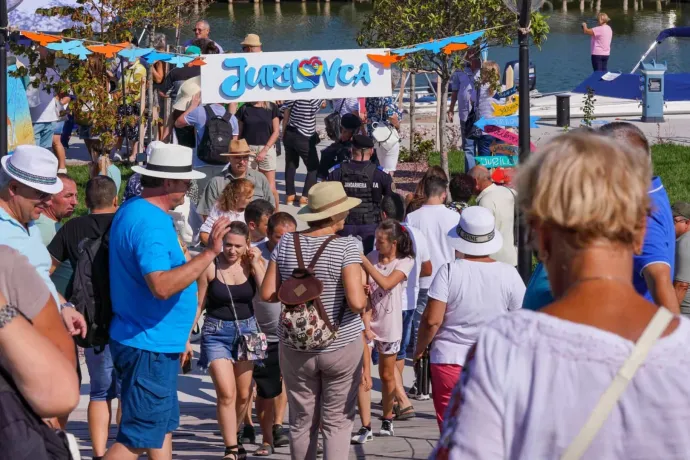 Turistatömegek lepték el a dobrudzsai falut, hogy a ChatGPT által bekamuzott halászléfesztiválon vegyenek részt