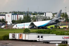 Túlfutott a futópályán az Amazon cargogépe Miamiban, többen meghaltak a balesetben