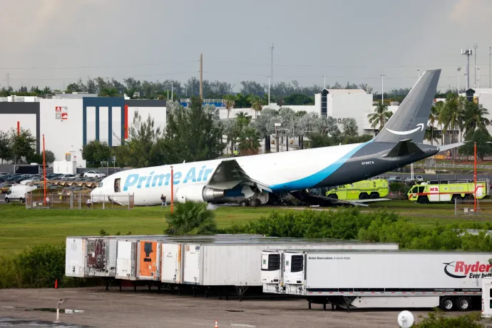 Túlfutott a futópályán az Amazon cargo gépe Miamiban, többen meghaltak a balesetben