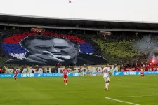 Közösen éltették a nemrég meghalt háborús bűnös Ratko Mladićot a szerb Crvena zvezda és a Partizan csapatok szurkolói
