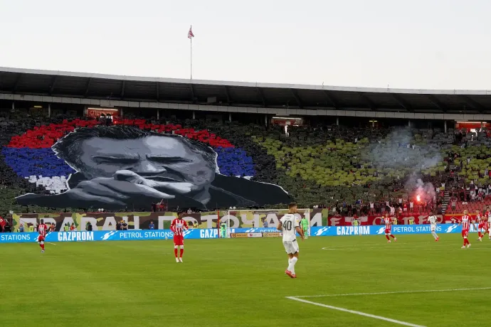 Közösen éltették a nemrég meghalt háborús bűnös Ratko Mladićot a szerb Crvena zvezda és a Partizan csapatok szurkolói