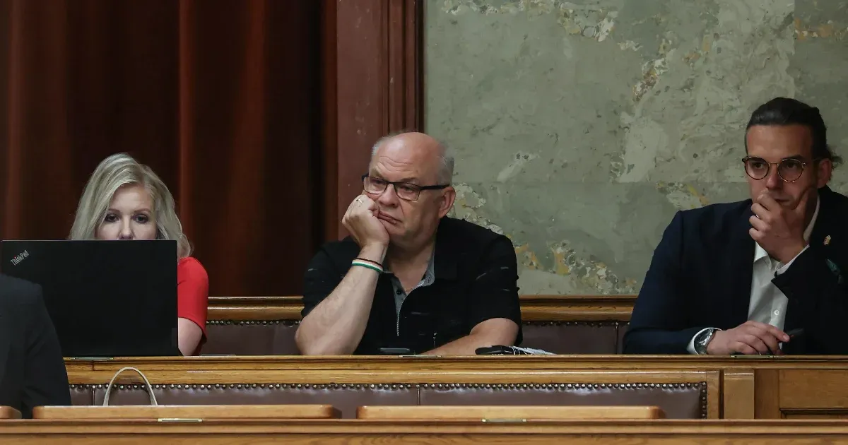 Császár Attila megjelenik az ellenzéki szakértők páholyában a parlamentben. Császár Attila megjelenik az ellenzéki szakértők páholyában a parlamentben.
