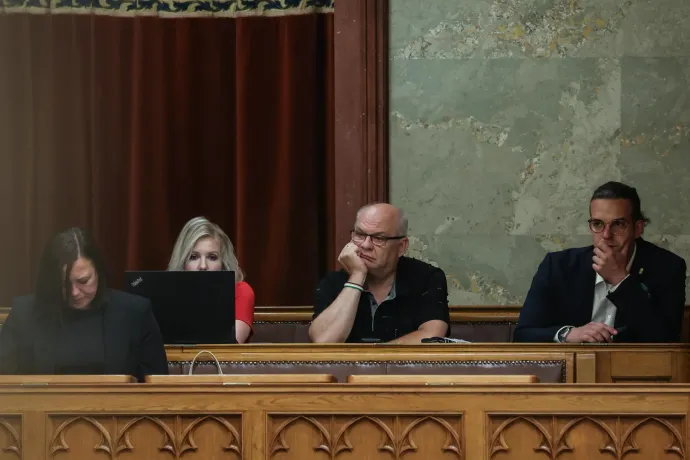 Az ellenzéki szakértőknek fenntartott parlamenti páholyban bukkant fel Császár Attila, az M1 kirúgott riportere