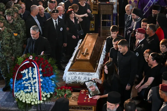 Ezrek gyűltek össze a háborús bűnös Ratko Mladić temetésén Belgrádban