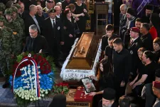 Ezrek gyűltek össze a háborús bűnös Ratko Mladić temetésén Belgrádban