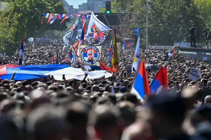 Ezrek gyűltek össze a háborús bűnös Ratko Mladić temetésén Belgrádban