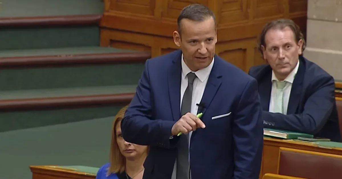 Toroczkai László a Parlamentben Magyar Pétert féregnek nevezte Toroczkai László a Parlamentben Magyar Pétert féregnek nevezte