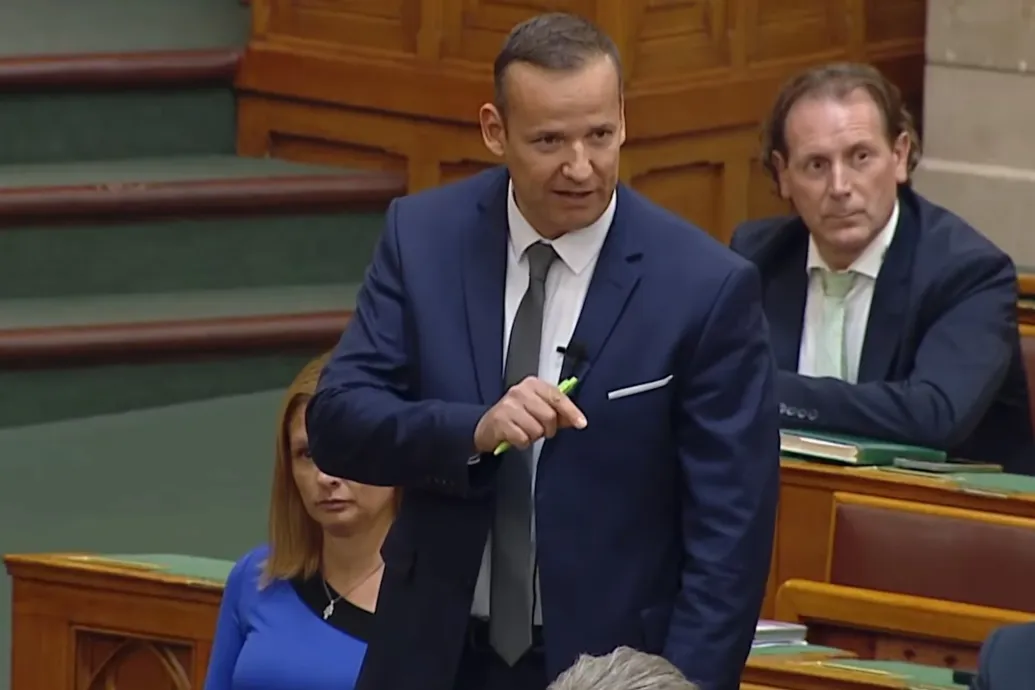 Magyar Péter reagált arra, hogy Toroczkai László leféregezte a parlamentben