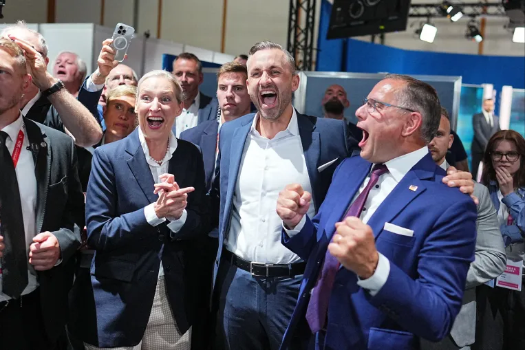 „Minden bizonnyal fordulópont a pártnak és Németországnak is” – az AfD elsöprő tartományi győzelme után Merz sorsát találgatják