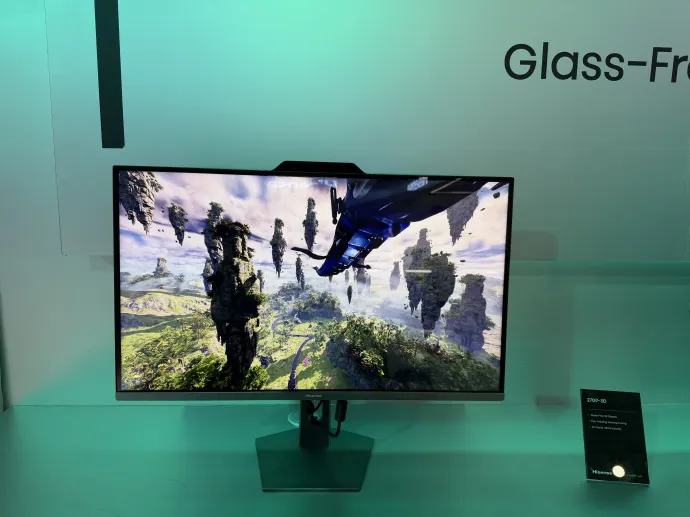 A TCL (fent) és a Hisense (lent) szemüveg nélküli 3D-s monitorprototípusa a 2026-os IFA-n – Fotó: Világi Máté / Telex