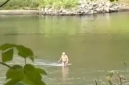 Olyan alacsony a Tisza vízállása, hogy egy férfi simán átgyalogolt Szolnoknál
