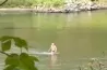 Olyan alacsony a Tisza vízállása, hogy egy férfi simán átgyalogolt Szolnoknál
