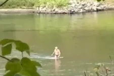 Olyan alacsony a Tisza vízállása, hogy egy férfi simán átgyalogolt Szolnoknál