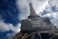 Sztrájkoltak az Eiffel-torony dolgozói, miután eltávolították a női személyzetet egy vallási csoport látogatása alatt