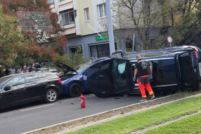 Felborult egy autó az Etele úton, az 1-es villamos helyett egy szakaszon pótlóbusz járt