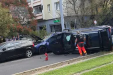 Felborult egy autó az Etele úton, az 1-es villamos helyett egy szakaszon pótlóbusz járt