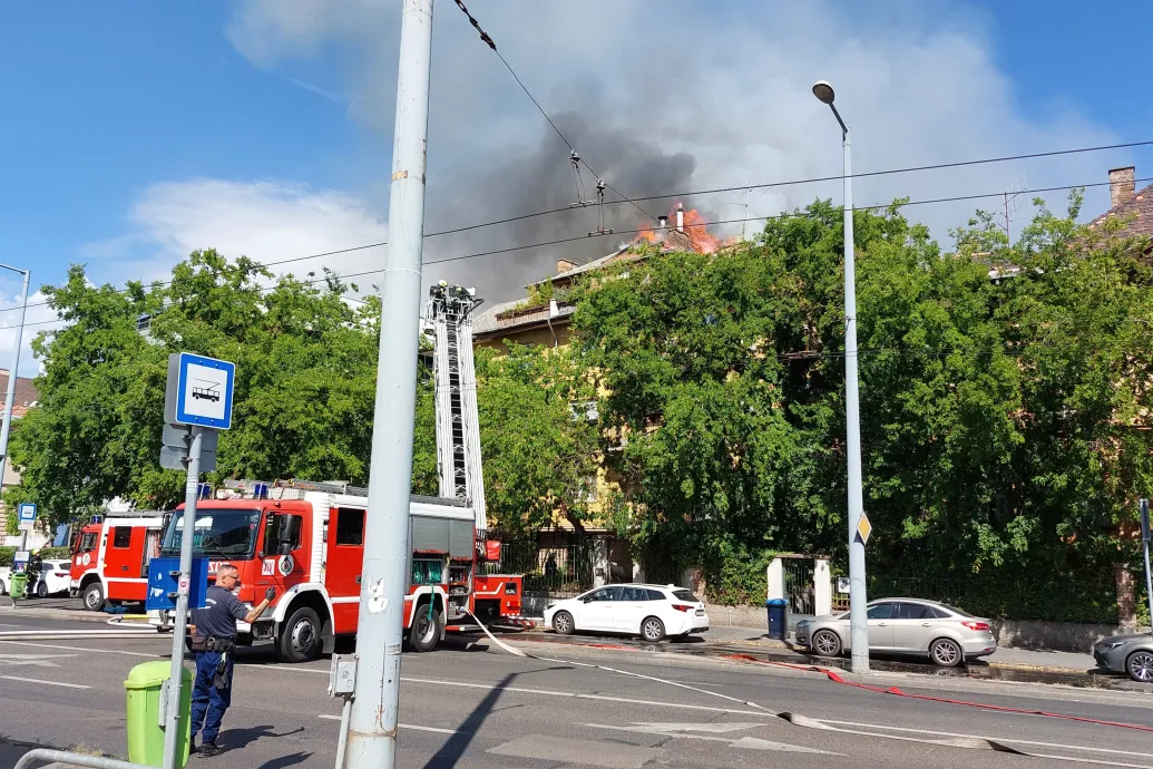 Több száz négyzetméteren ég egy zuglói lakás tetőszerkezete, a tűzoltók nagy erőkkel oltják a tüzet
