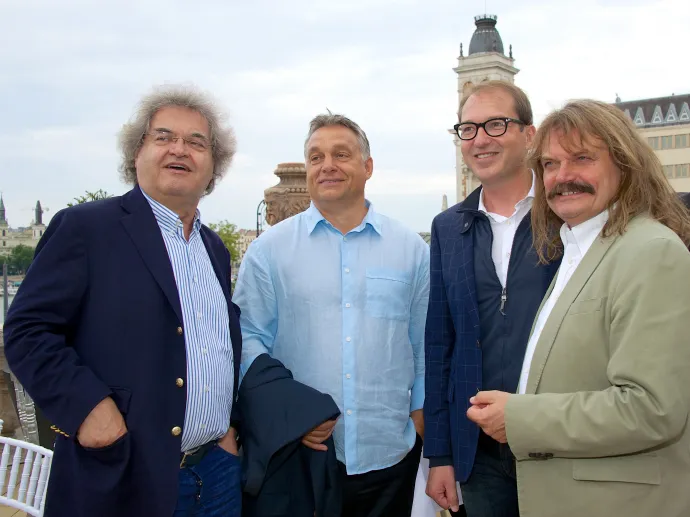 Orbán Viktor miniszterelnök és Mándoki László egy közös fotón zenész koncertje előtt, a budapesti Várkert Bazárban, 2015. augusztus 21-én – Fotó: Ursula Dueren / dpa / Picture-Alliance / AFP