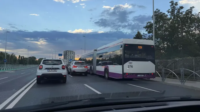 Előzés, a busz az autó elé kerül, ekkor még csak időszakosan – Fotó: Beke Lehel