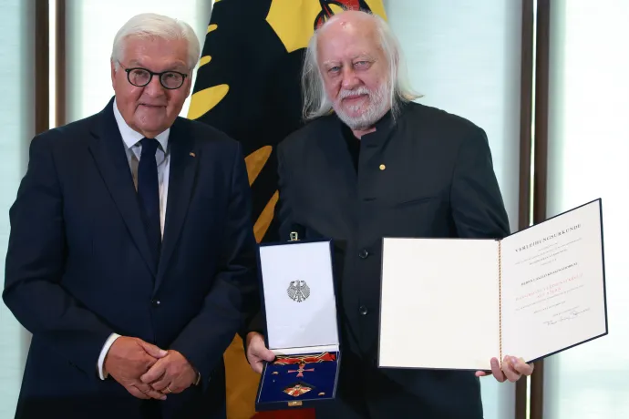 Frank-Walter Steinmeier német államfő a Német Szövetségi Köztársaság Nagykeresztjét a csillaggal adományozza Krasznahorkai László Nobel-díjas írónak a berlini elnöki rezidencián 2026. szeptember 8-án – Fotó: Clemens Bilan / EPA / MTI