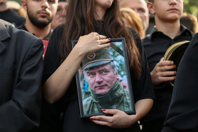 Mladić tömegsírokba szállíttatta gyerekeinket, őt pedig állami tiszteletadással temetik el. Hol az erkölcs?
