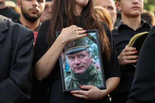 Mladić tömegsírokba szállíttatta a gyerekeinket, őt pedig állami tiszteletadással temetik el. Hol az erkölcs?
