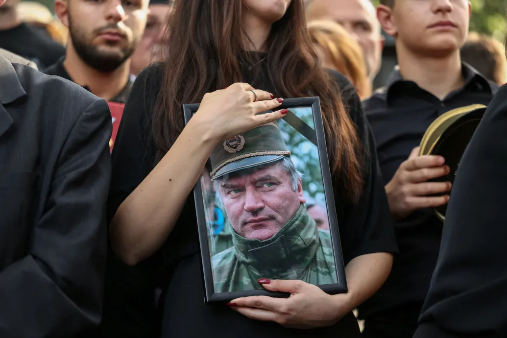 Mladić tömegsírokba szállíttatta gyerekeinket, őt pedig állami tiszteletadással temetik el. Hol az erkölcs?