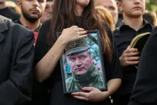 Mladić tömegsírokba szállíttatta gyerekeinket, őt pedig állami tiszteletadással temetik el. Hol az erkölcs?