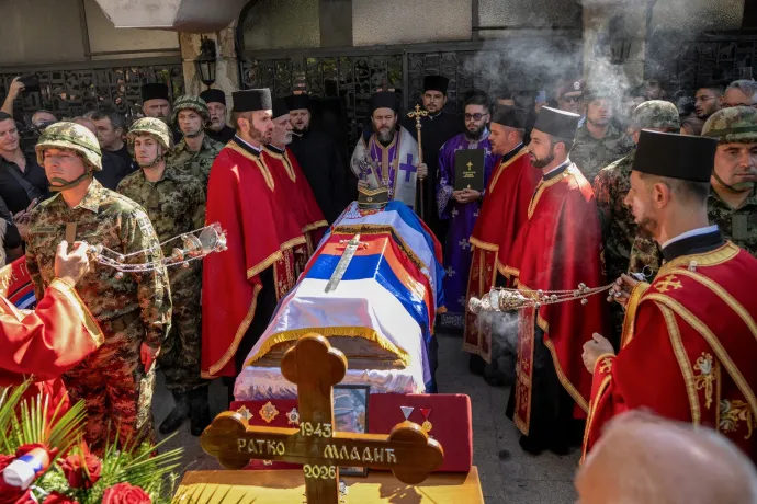 Mladić tömegsírokba szállíttatta gyerekeinket, őt pedig állami tiszteletadással temetik el. Hol az erkölcs?