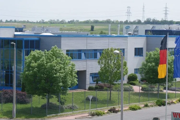 Bezárja győri egységét a német autóipari cég, 470 dolgozót küldenek el