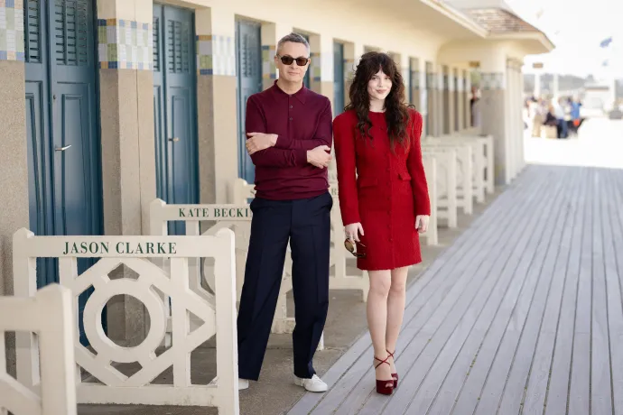 Nicolas Winding Refn és a Neonpokol főszereplője, Sophie Thatcher az 52. Deauville-i Amerikai Filmfesztivál sajtóeseményén, 2026. szeptember 5-én – Fotó: Francois G. Durand / Getty Images